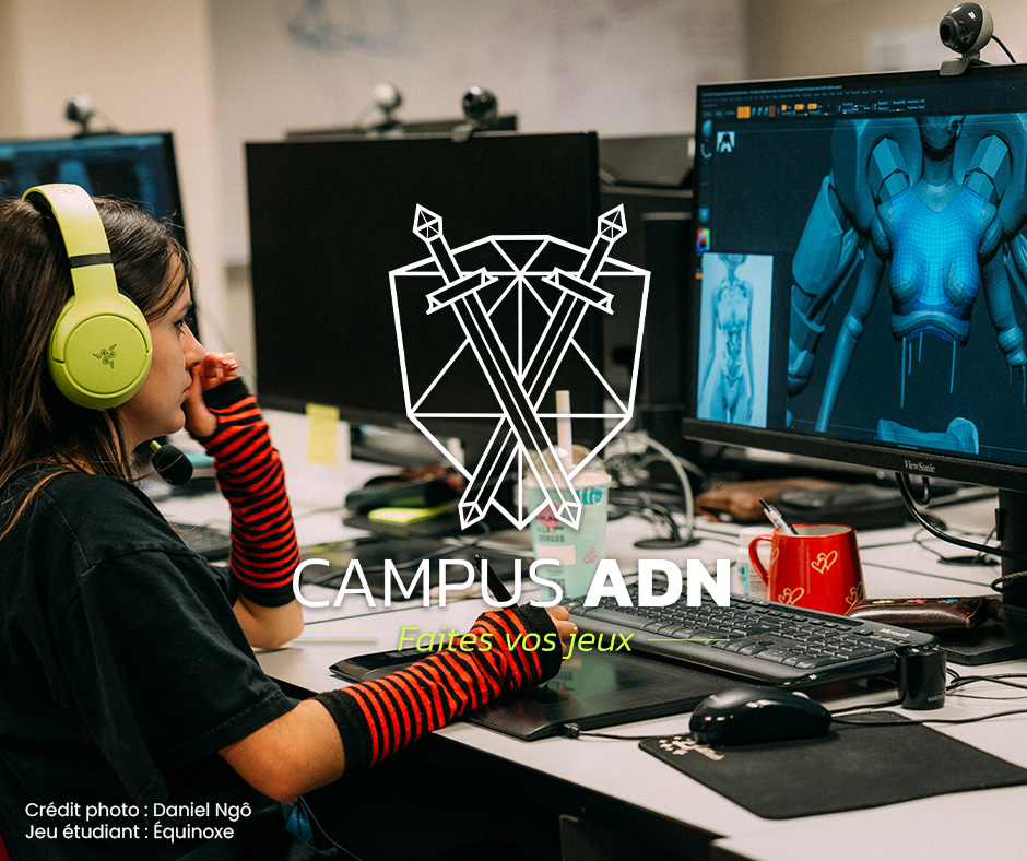 Jeune élève avec des écouteurs devant un écran qui travaille sur une animation 3d lors d'un cours en jeux vidéo